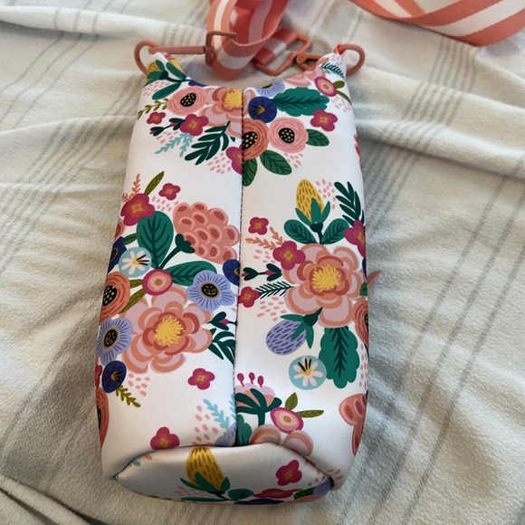 NWOT Swig Life Water Bottle Sling Bag Adjustable Strap w Zippered Phone Pocket - Picture 3 of 6